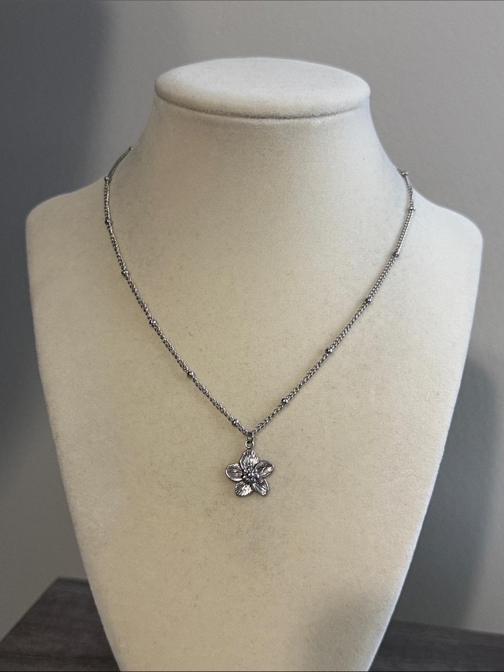 Stainless steel flower pendant necklace